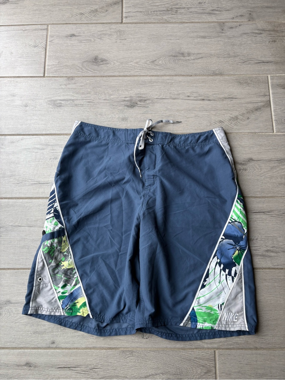 VINTAGE Y2K NIKE BOARD SHORTS